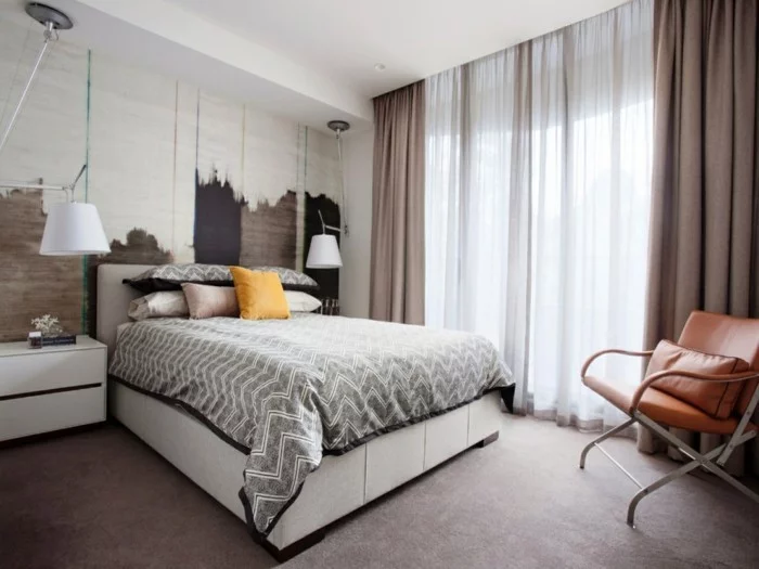 Gardinen für Schlafzimmer aus einem weißen transparenten und einem undurchsichtigen Stoff in Braun kombinieren