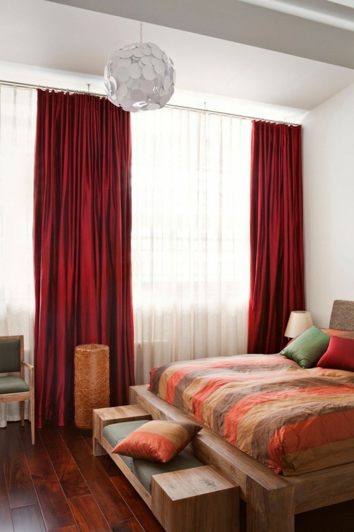 gardinen schlafzimmer rote vorhänge bringen lebendigkeit ins innendesign