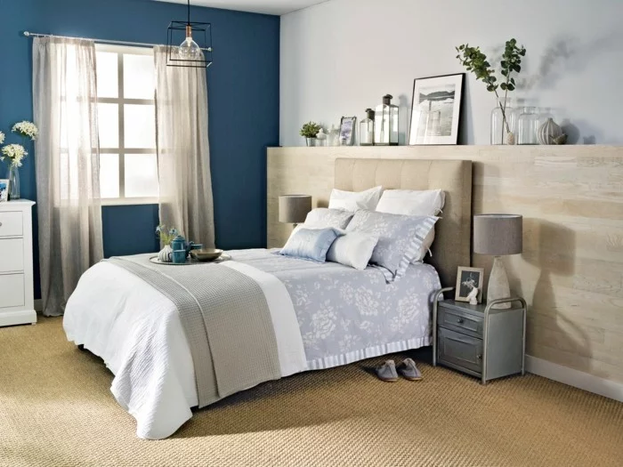 Schlafzimmer Gardinen aus transparentem Stoff machen einen Kontrast zur blauen Wand