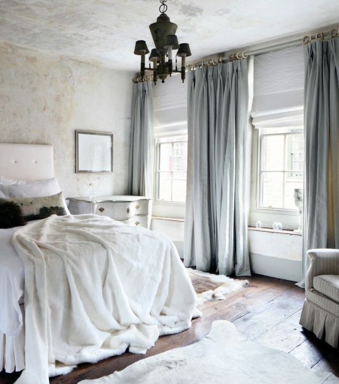 gardinen schlafzimmer weiße bettwaren und hellblaue gardinen