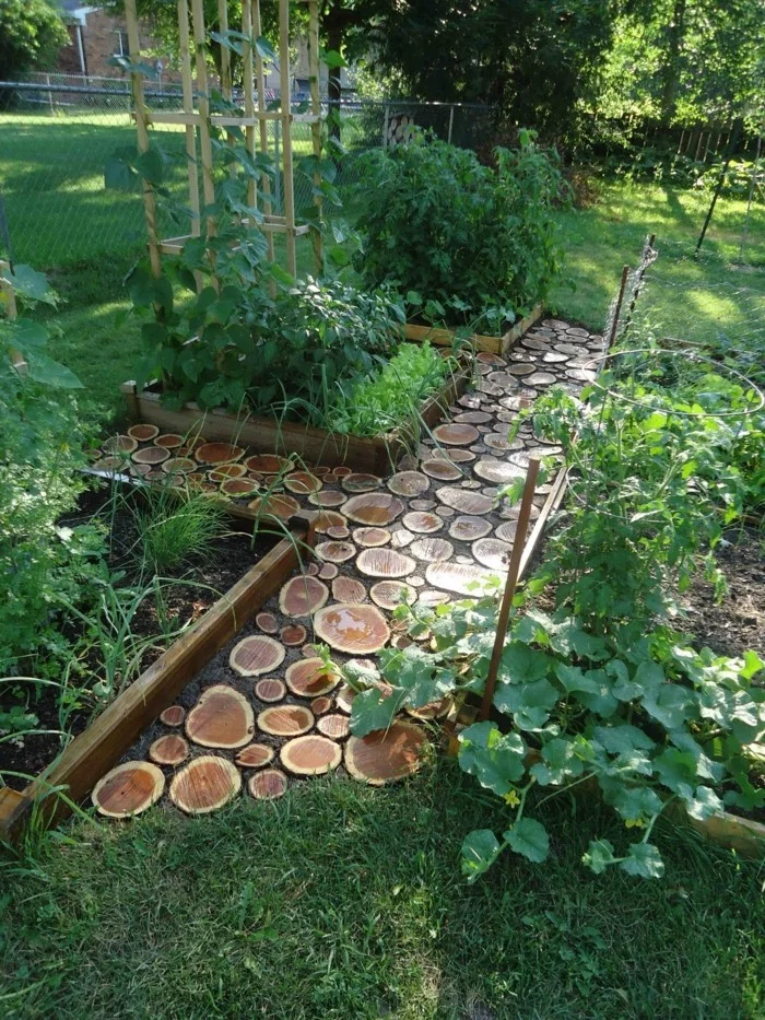 Gartendeko basteln und einen Gartenweg aus Holzplatten selber machen