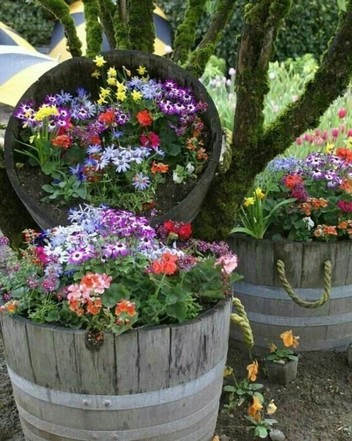 Gartendeko basteln und große Holzkrüge in Pflanzenbehälter umwandeln