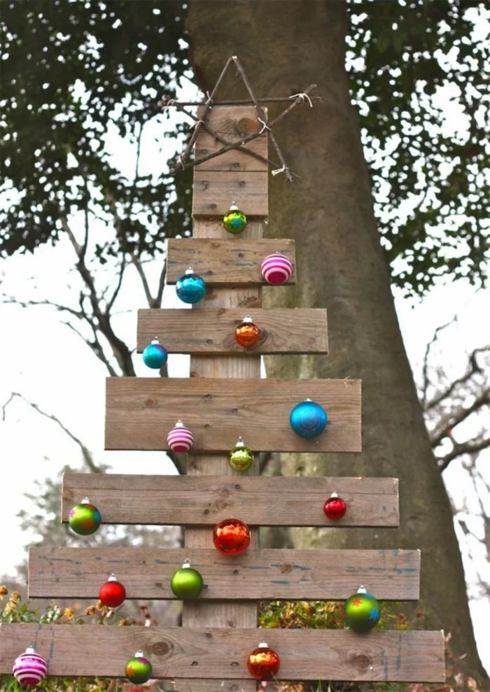 Gartendeko basteln und einen Holzbaum zu Weihnachten basteln und mit Kugeln dekorieren