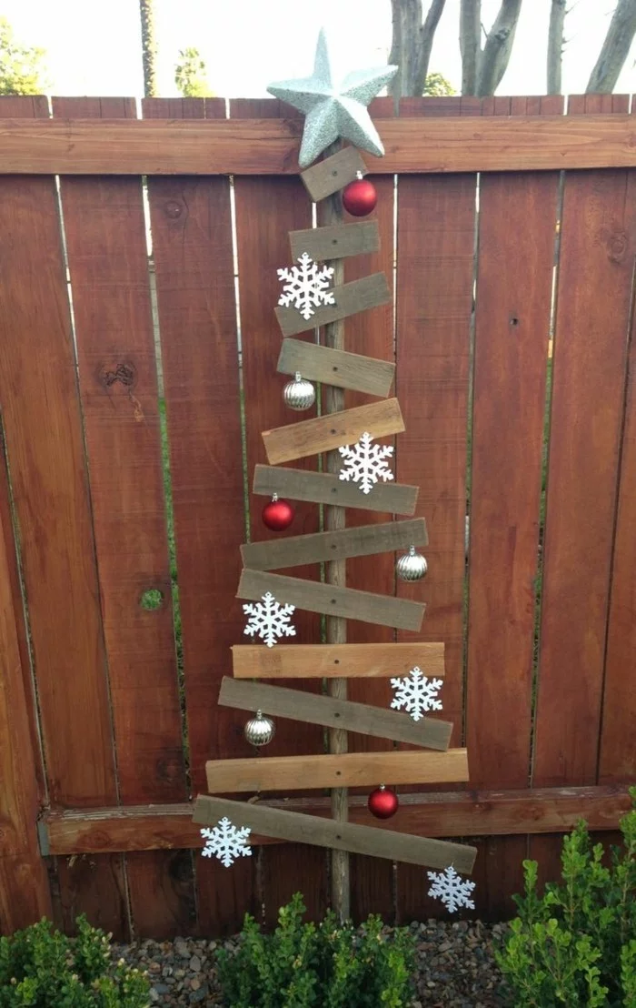 Gartendeko basteln und einen hölzernen Weihnachtsbaum aus Paletten selber machen