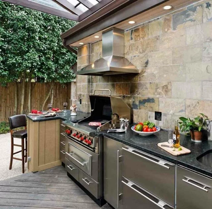 moderne Außenküche mit Modulen und Steinwand