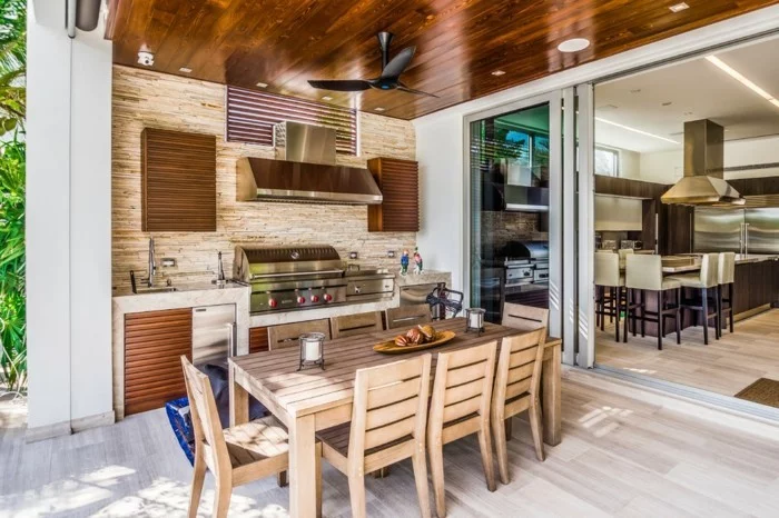 moderne Außenküche mit Küchenrückwand aus Naturstein