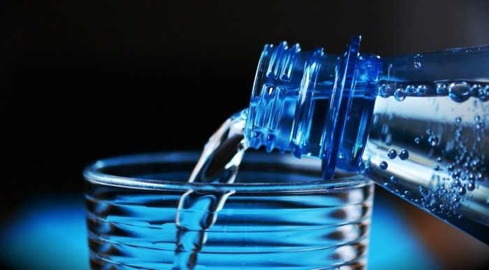 gesundes essen genug wasser trinken während des urlaubs