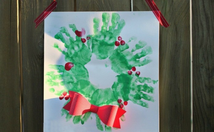 handabdruck bilder ausgefallener weihnachtskranz aus grünen handabdrücken