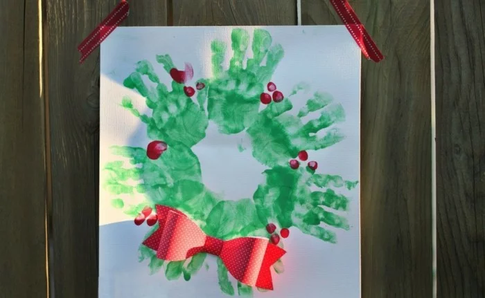 Handabdruck Bilder Weihnachtskranz aus grünen Handabdrücken