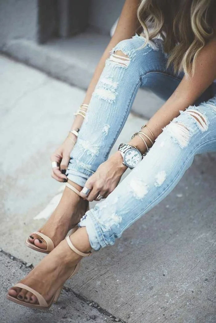 high hills sandaletten sommeroutfit ripped jeanshose