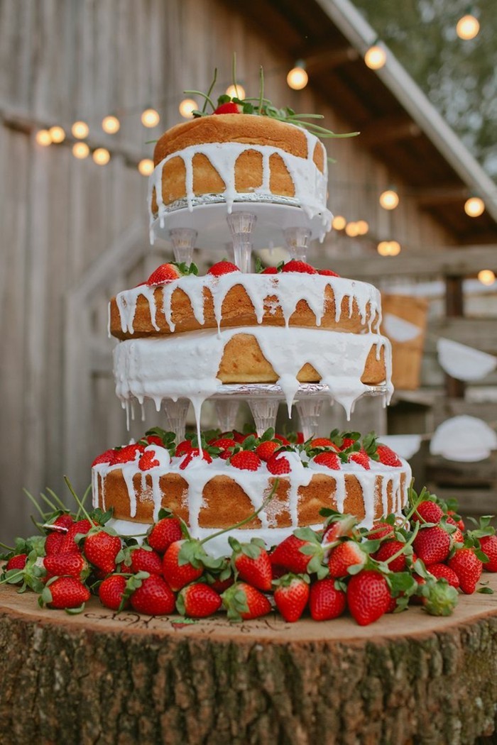 hochzeitstorte bilder wunderschöne mehrstöckige torte mit erdbeeren