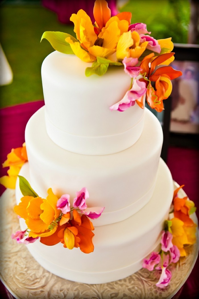 hochzeitstorten weiße torte mit bunter deko in hawaiistil
