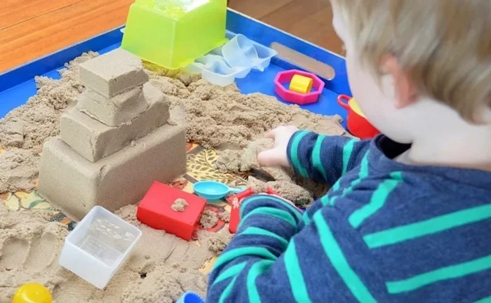 kinderspiel mit kinetic sand zum selbermachen