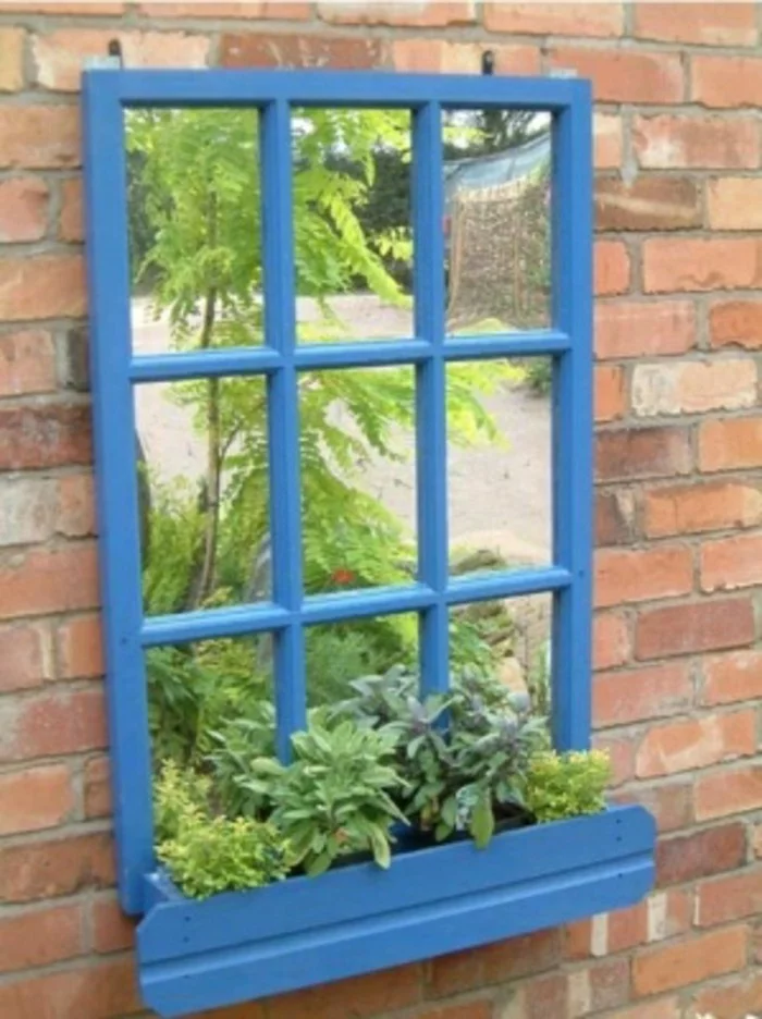 kleiner pflanzer mit spiegel für die außenfassade