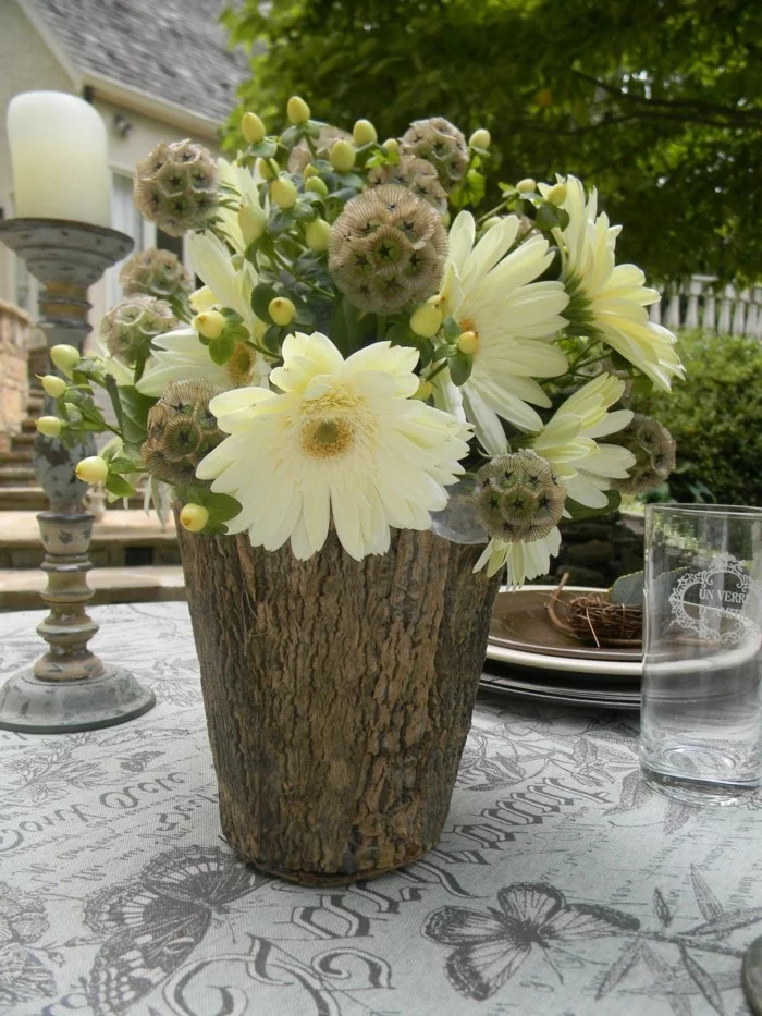 kreative Gartenideen mit schöner Vase aus Holz 