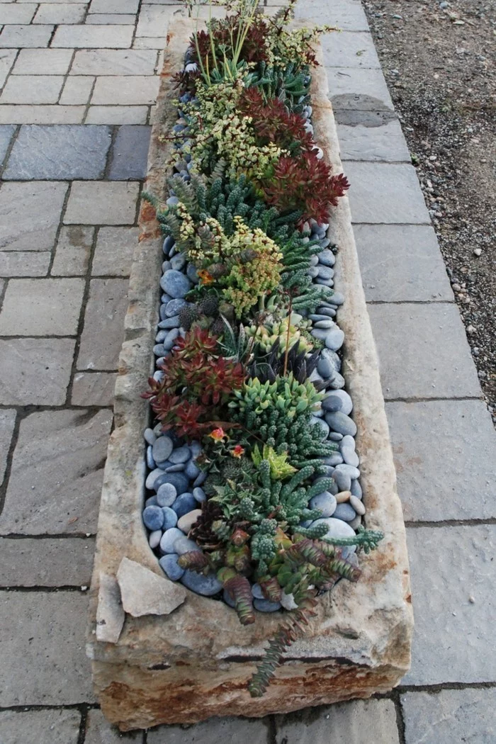 Gartendeko basteln und einen riesengroßen Stein in einen Pflanzenbehälter umwandeln