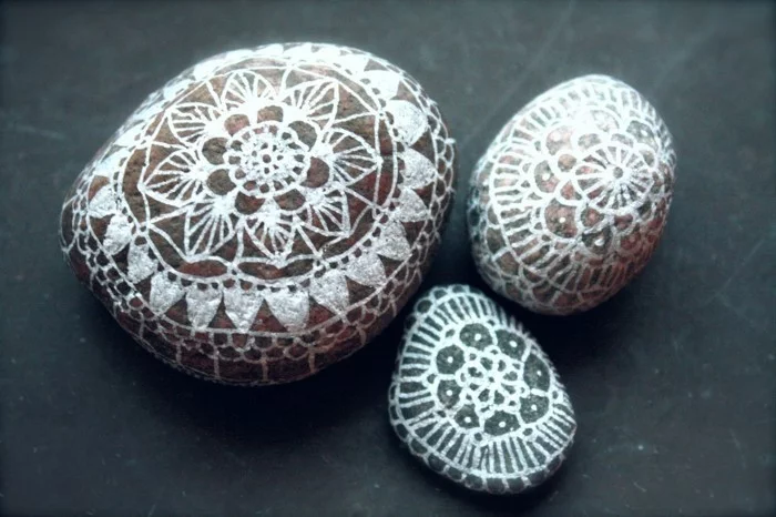 Steine mit weißen Mustern dekorieren