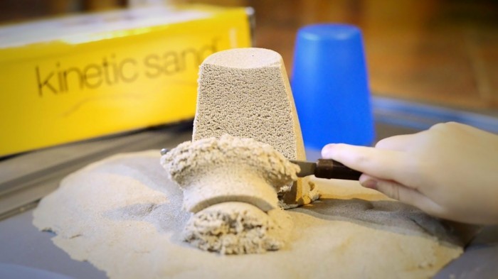 mit kinetic sand spielen kinderspiel ideen