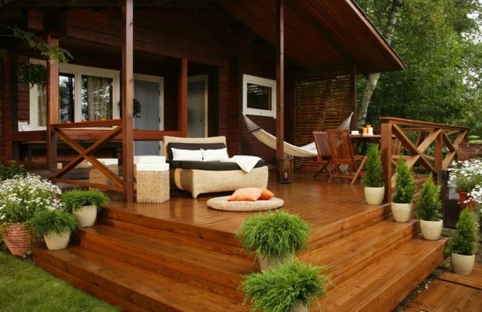 moderne terrassengestaltung moderner erholungsbereich mit pflanzen und hängematte