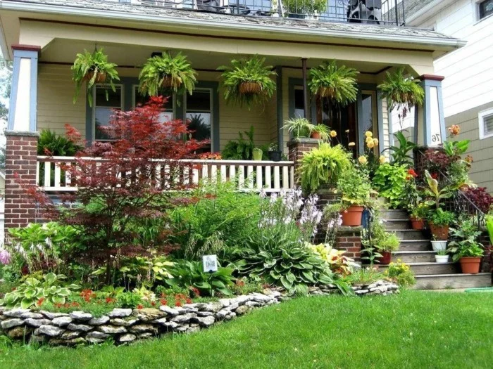 moderne terrassengestaltung reichliche bepflanzung macht die stimmung heiter