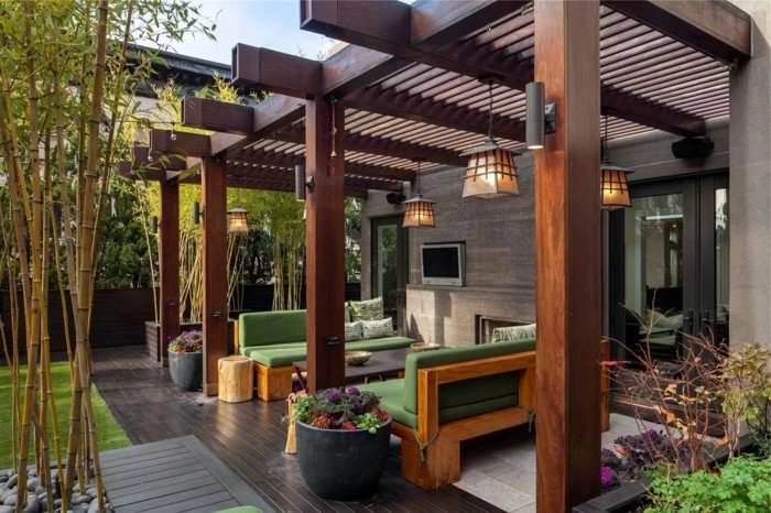 moderne terrassengestaltung stilvolle holzmöbel mit grünen sitzkissen