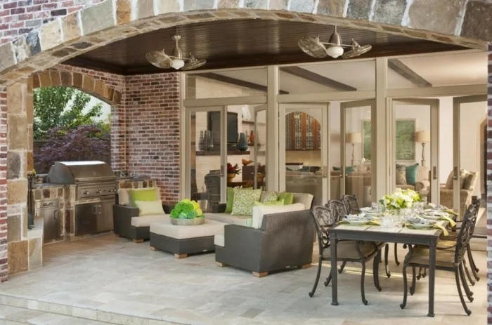 Outdoor Küche auf der Terrasse mit Sitzbereich