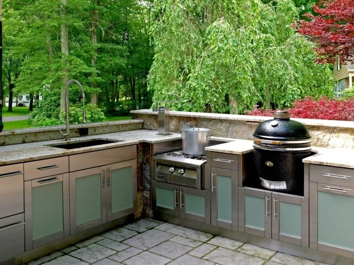 Außenküche aus Stahl mit Steinboden