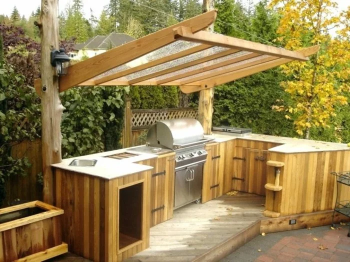 hölzerne Außenküche mit Überdachung aus Holz und Glas