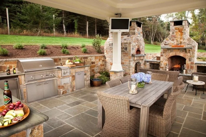 gemauerte Outdoor Küche mit Steinboden 