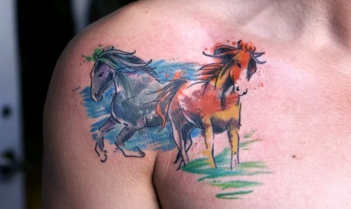 pferde tattoo schulter brust aquarell tätowierung