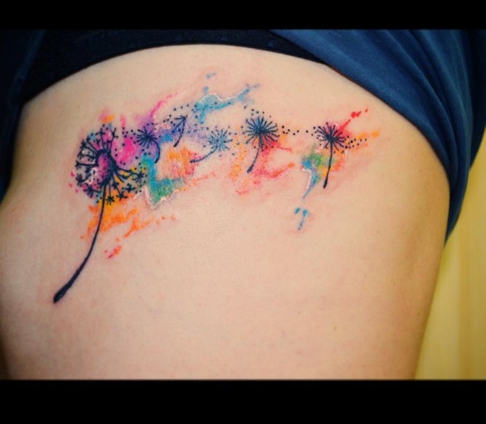 pusteblume motiv buntes watercolor tattoo