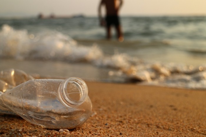 leere plastikflasche am strand