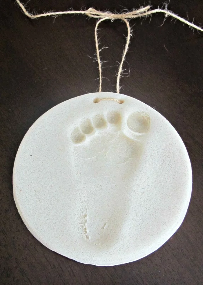 Fußabdruck auf Salzteig
