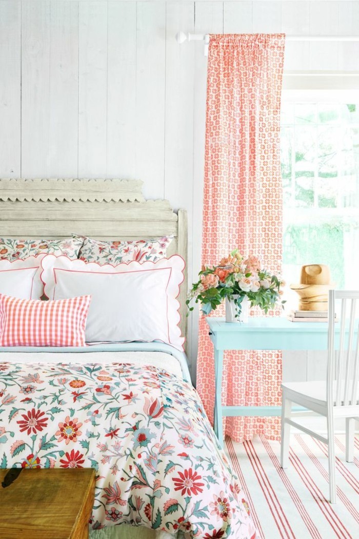 schlafzimmer einrichten florale gardinen und bettwaren und frische blumen