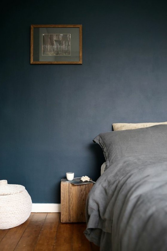 schlafzimmergestaltung grau und blau kombinieren mit hölzernem bodenbelag