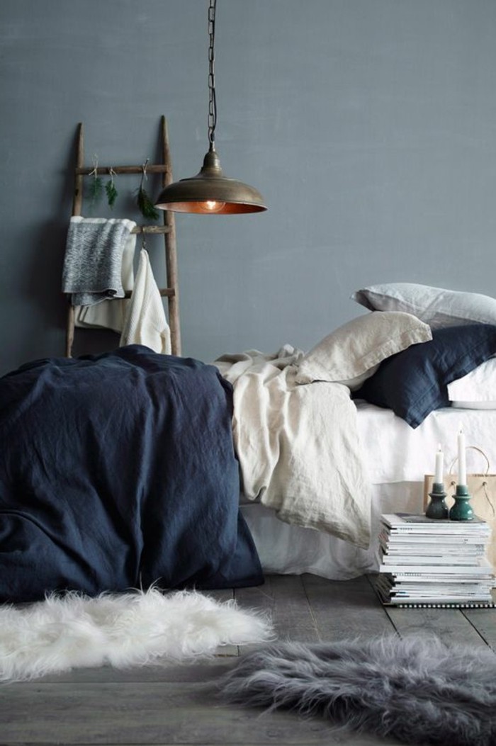 schlafzimmergestaltung graue wandfarbe blaue bettwäsche und weiße akzente