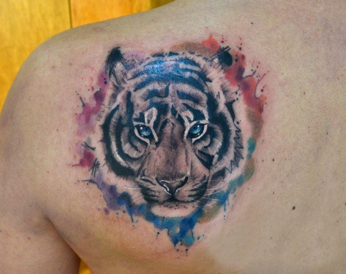 tiger aquarell tattoo schulter idee