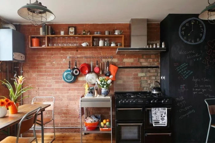 wohnideen küche backsteinwand und schwarze tafelwand