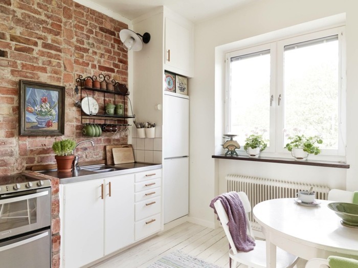 wohnideen küche backsteinwand und weiße küchenschränke mit hellem bodenbelag