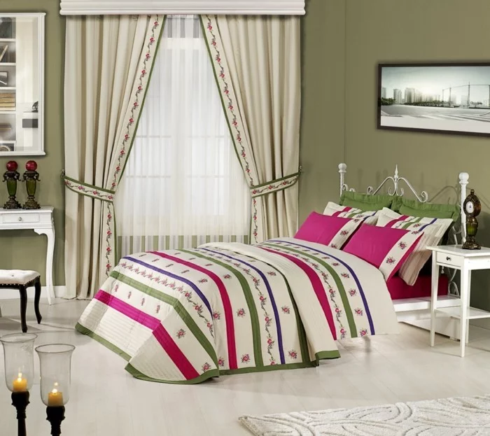 Schlafzimmer Gardinen mit floralen Elementen und Bettwäsche auf Streifen und Blumen