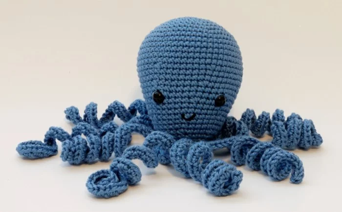 amigurumi octopus in blau