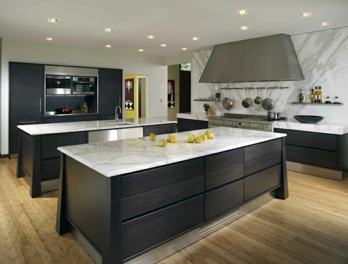 arbeitsplatte küche in hellen farben und schwarze küchenmöbel