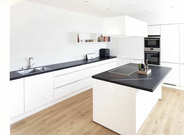 arbeitsplatte küche in schwarz und weiße möbel bilden einen herrlichen farbkontrast