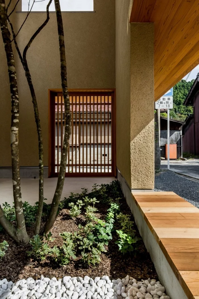 Moderne Architktur mit einem Innengarten und einem Baum