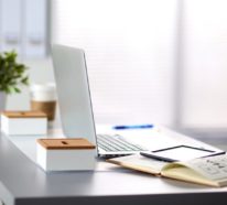 Schreibtisch im Fokus – wie kann man seinen Arbeitsplatz aufräumen