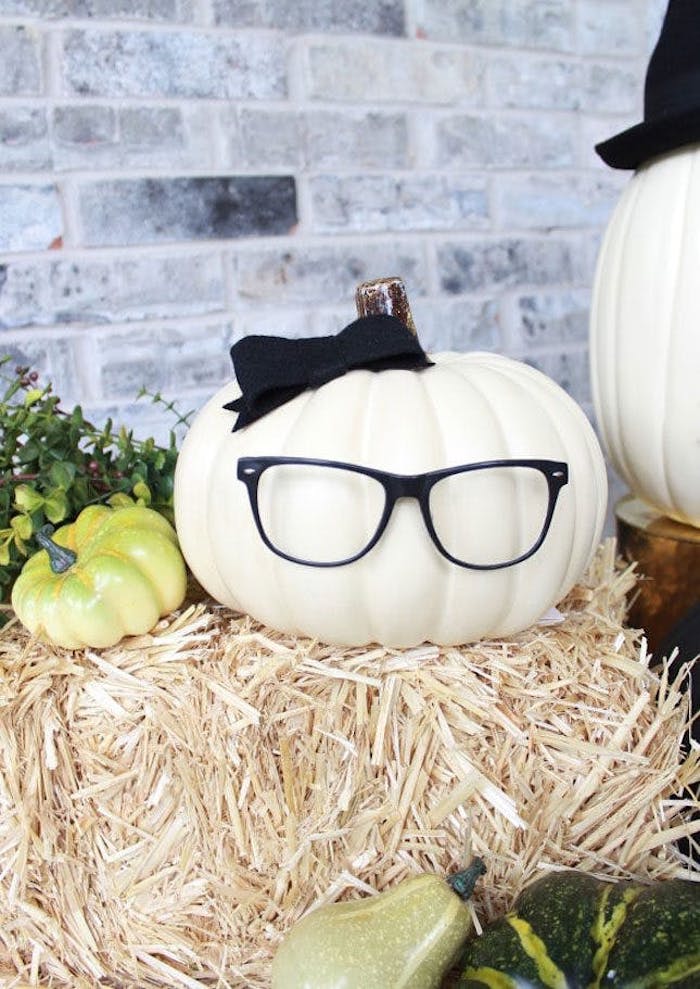 halloween bastelideen mit weissen kürbissen und brillen