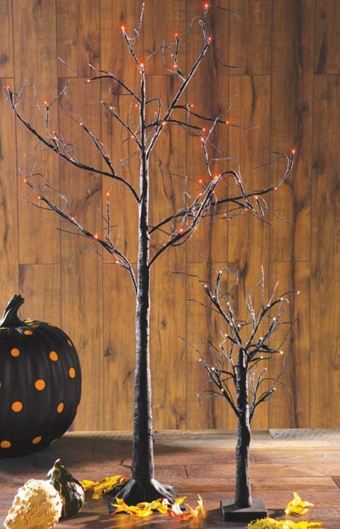halloween deko ideen schwarzer kürbis und bäume