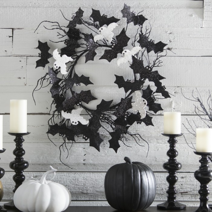 halloween deko in schwarz weiß mit kürbissen und fledermäusen
