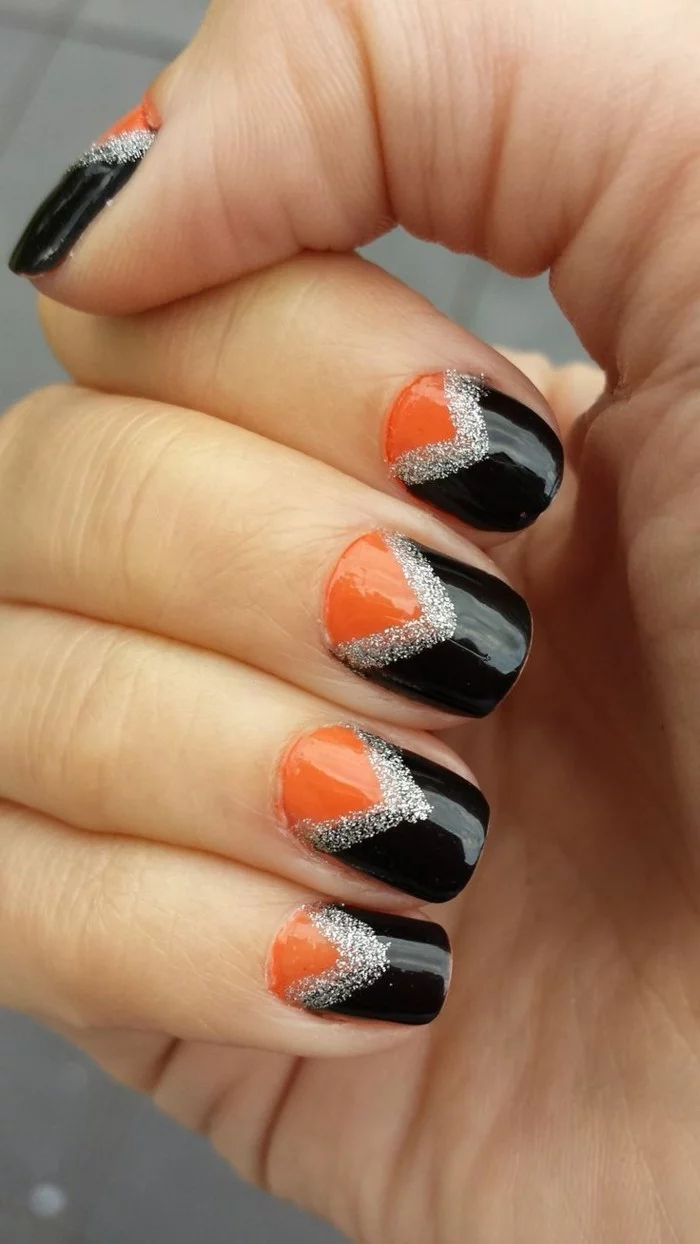 halloween nägel maniküre in orange und schwarz