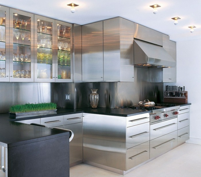 küche einrichten metallic look oberflächen und heller teppich